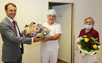 Daniel Ganz (links), Geschäftsführer des Gesundheitsparks Südniedersachsen, wünscht dem Chirurgen Paul Kuhn und seiner Frau Tanja für den Ruhestand alles Gute.